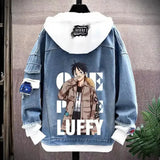 Veste à capuche en denim bleu avec capuche blanche et design inspiré anime one piece avec patches visibles