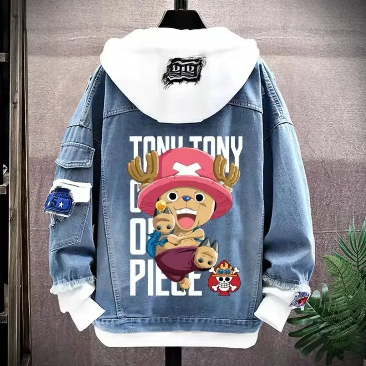 Veste à capuche en denim bleu avec doublure blanche et design inspiré capuche anime one sur le dos