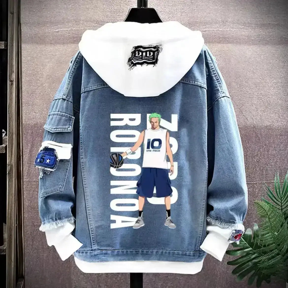 Veste à capuche en jean bleu avec intérieur blanc featuring roronoa zoro en tenue de basket et design inspiré anime one piece