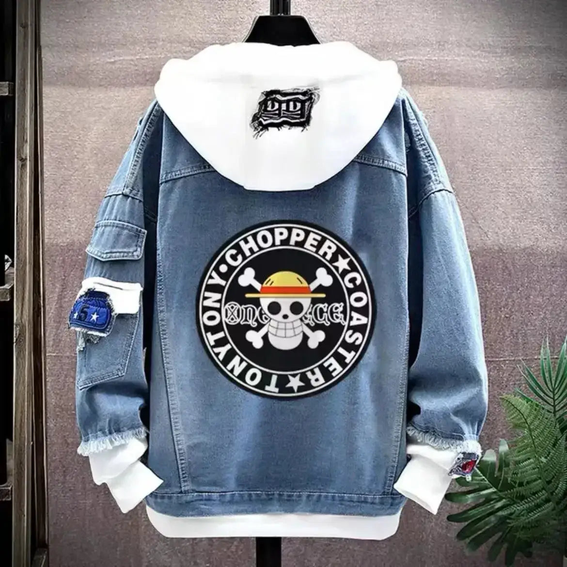 Veste à capuche en denim bleu clair avec capuche blanche et grand patch circulaire one piece au dos design inspiré anime