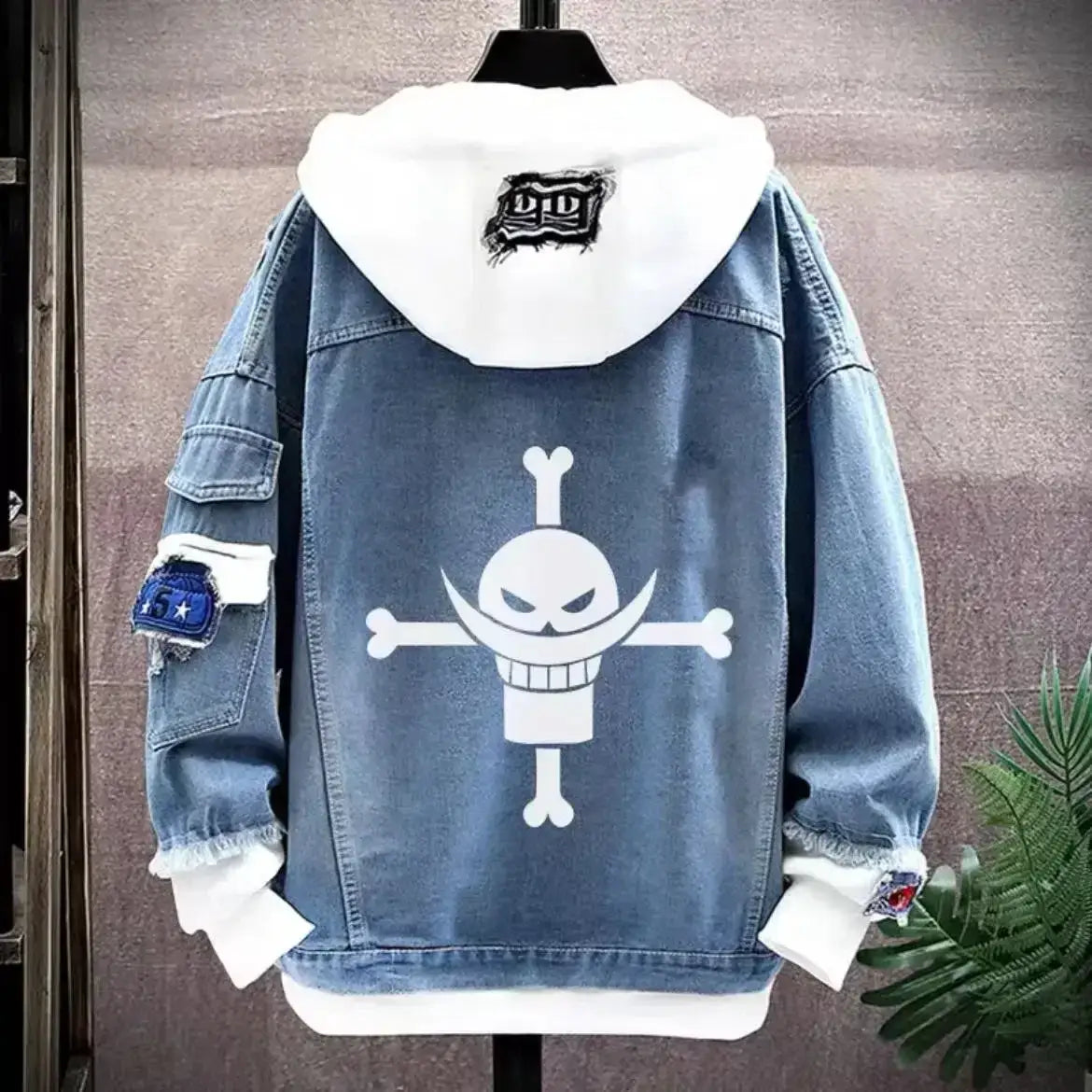 Vue arrière dune veste à capuche en denim bleu clair avec un design inspiré de capuche anime one piece blanche