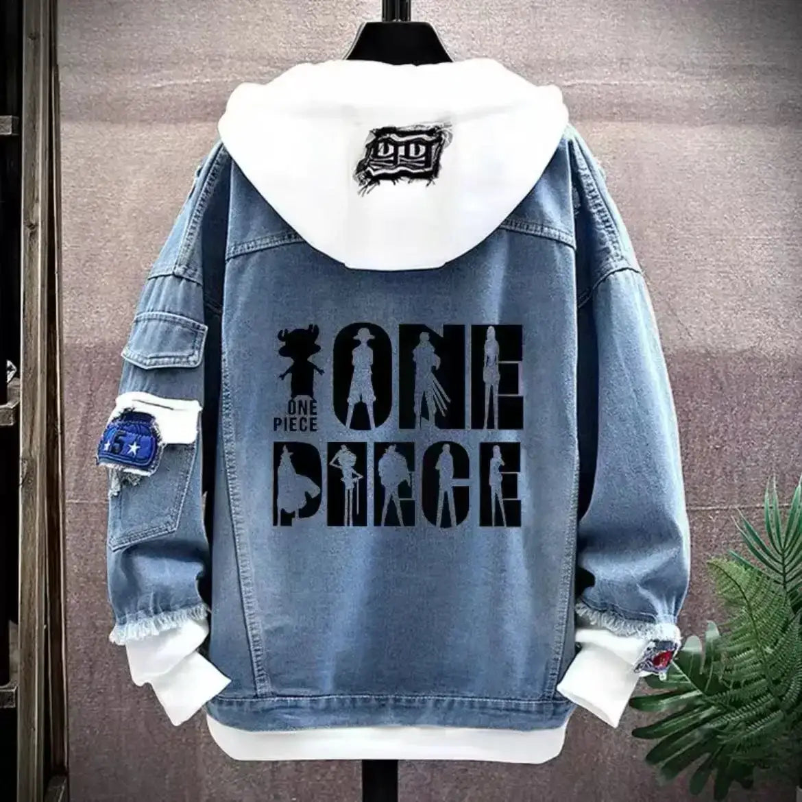 Veste à capuche en denim bleu clair avec capuche blanche et design inspiré one piece graphique visible au dos