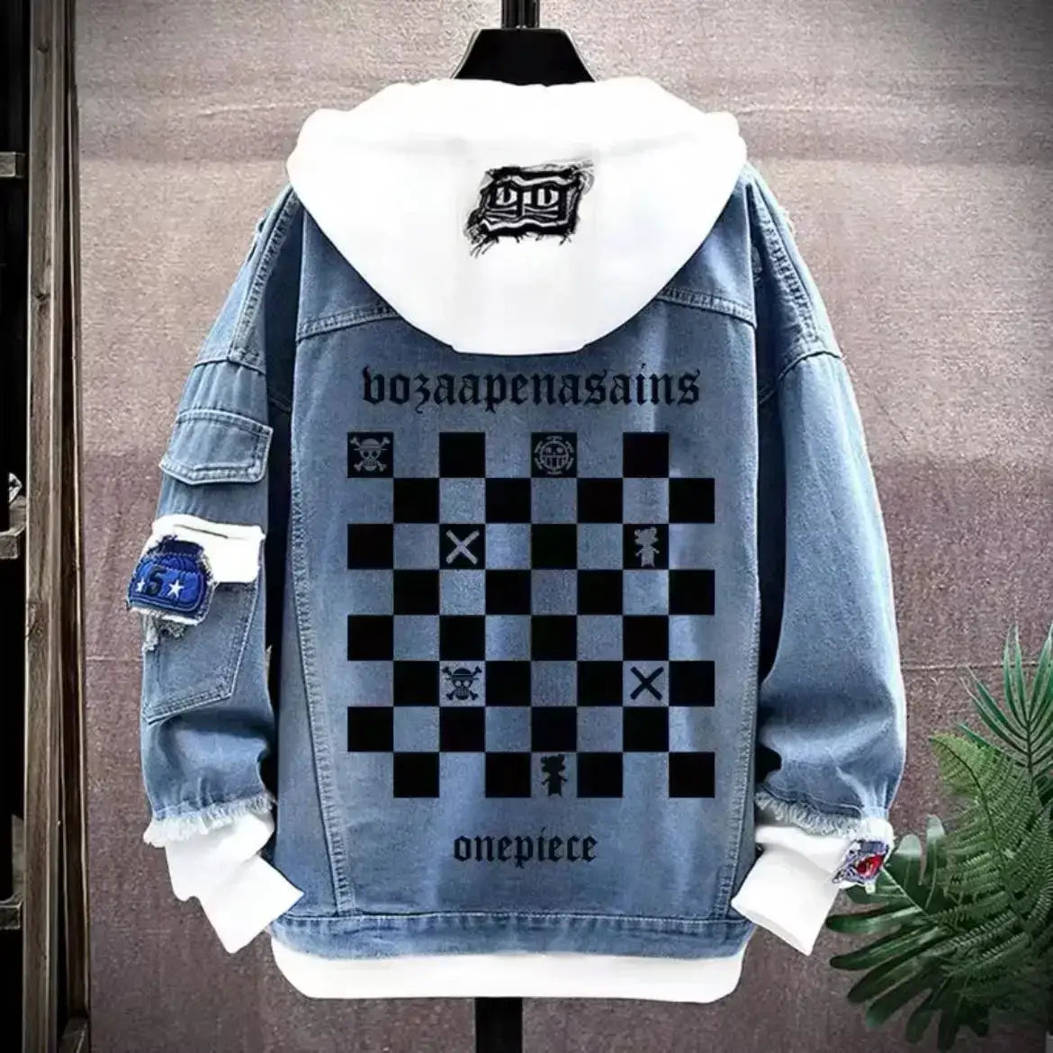 Veste à capuche en denim bleu clair avec capuche blanche et design inspiré one piece au dos motif damier et crânes