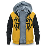 Veste à capuche hiver jaune et noire avec intérieur en polaire grise et logo straw hat pirates one piece sur le devant