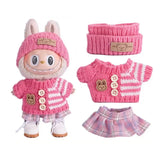 Ensemble déguisement carnaval labubu avec pull tricoté rose, jupe à carreaux et bonnet assorti en tricot