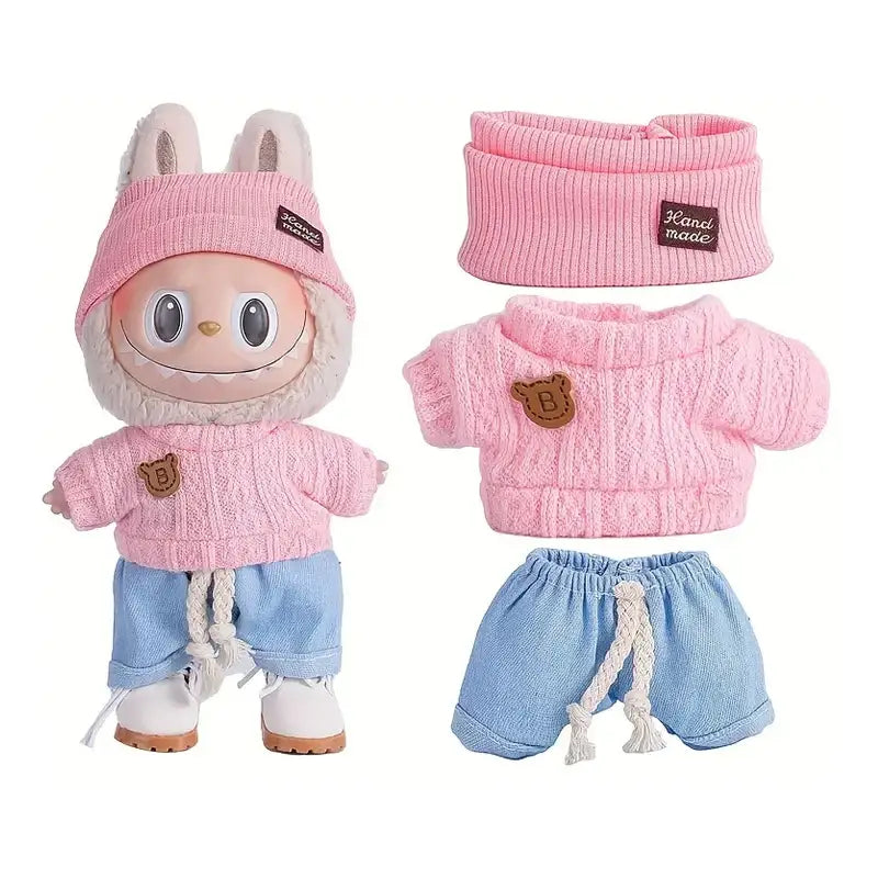 Déguisement carnaval avec poupée lapin tricoté rose portant un pull tricoté et bonnet assorti en denim bleu