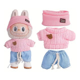 Déguisement carnaval avec poupée lapin tricoté rose portant un pull tricoté et bonnet assorti en denim bleu