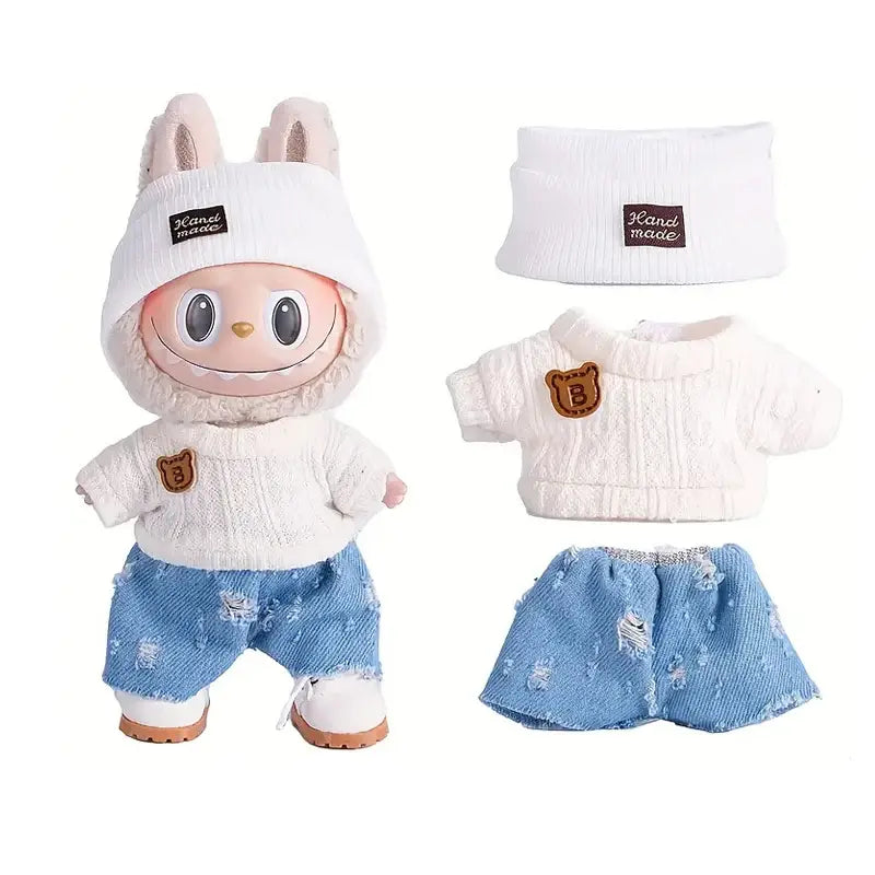 Déguisement carnaval avec poupée lapin habillée d un pull tricoté blanc, bonnet assorti et short en jean déchiré bleu