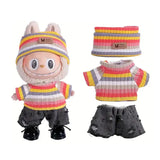 Un déguisement carnaval avec poupon lapin en peluche portant un pull tricoté rayé, bonnet assorti et short en jean déchiré