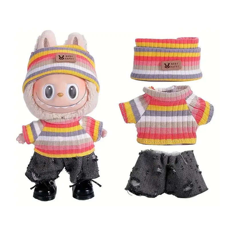 Un déguisement carnaval avec poupon lapin en peluche portant un pull tricoté rayé, bonnet assorti et short en jean déchiré